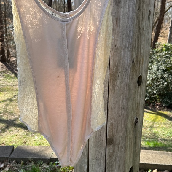 POL Lace-Trim Bodysuit in Light Blush - Picture 6 of 8
